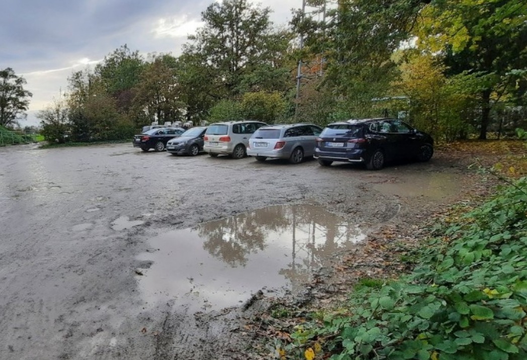 „Der Matschparkplatz am Friedhof hat trauriges Jubiläum!“